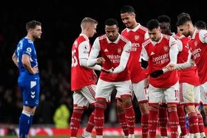 Arsenal xây chắc ngôi đầu, Liverpool hưởng niềm vui chiến thắng