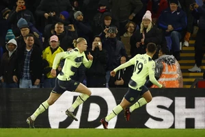 Man City nhọc nhằn giành 3 điểm