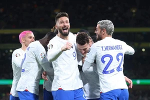 Pháp thắng nhọc nhằn, Hà Lan có 3 điểm đầu tiên