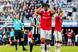 MU phơi áo trên sân St James Park