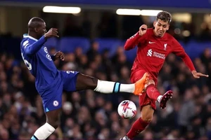 Chelsea chia điểm với Liverpool
