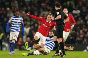 Sao MU trở lại, Ten Hag đả kích Carroll