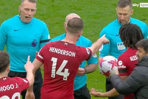 Cơ quan quản lý trọng tài điều tra trận Liverpool và Arsenal