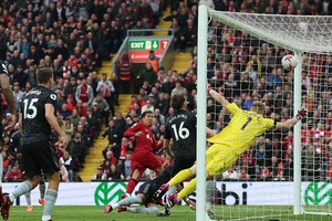 Arsenal sẩy chân trong cuộc đua vô địch Premier League