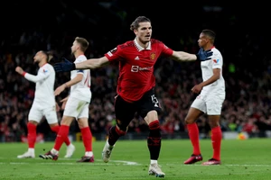 MU đánh rơi lợi thế ở phút bù giờ 