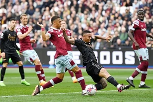 Saka hóa tội đồ, Arsenal mất điểm đau đớn trước West Ham