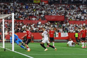 MU chia tay Europa League vì những sai lầm