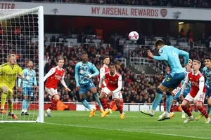 Arsenal chia điểm may mắn trên sân nhà
