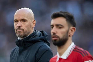 Bruno Fernandes troll fan Aston Villa, được Ten Hag bảo vệ