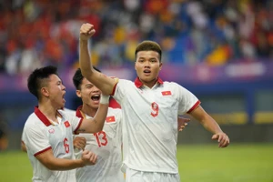 Hạ gục Singapore, U-22 Việt Nam dẫn đầu bảng B SEA Games 32