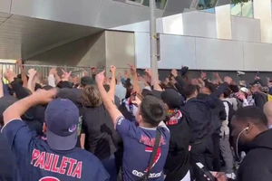 Fan PSG đến nhà Neymar phản đối, chửi rủa Messi