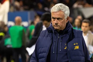 Mourinho nhận thẻ vàng thứ 7, mắng chửi trọng tài cay nghiệt chưa từng thấy