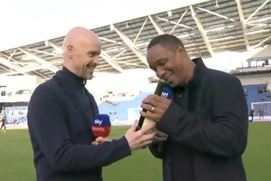 Vì sao Ten Hag trao rượu 'hòa giải' cho huyền thoại MU?