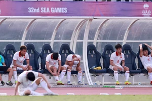 Bàn thua phút bù giờ khiến Việt Nam thành cựu vương SEA Games