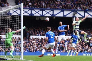 Man City tiến gần tới ngôi vương Premier League