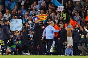 Fan MU ngượng chín mặt vì Ferdinand để lộ tin nhắn với Pep Guardiola