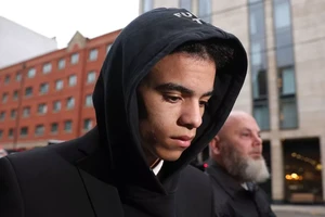 Sao MU kiếm được 1 triệu bảng Anh dù bị cấm hoạt động bóng đá