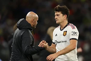 Phản ứng ở phòng thay đồ MU trước động thái tàn bạo của Ten Hag với Maguire