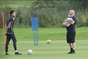 Greenwood trở lại sân tập cùng các HLV MU, sắp chốt tương lai