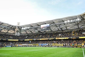 Sự cố chết người kinh hoàng khiến UEFA hoãn trận đấu tại Champions League