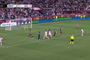 Messi tạo nên đường chuyền lố bịch nhất từng thấy