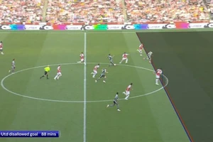 Trọng tài Mike Dean thừa nhận MU có lí khi nổi giận với VAR