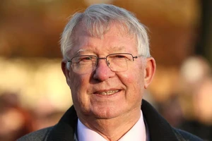 ‘Thưa ngài Alex Ferguson, nhà Glazer nên bán hay giữ MU?’