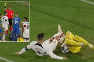 Ronaldo đá vào đầu đồng đội cũ ở MU, bị 'treo giò'