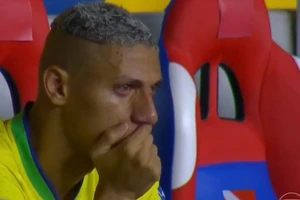 Ngôi sao tuyển Brazil bỗng dưng bật khóc nức nở trên băng ghế dự bị
