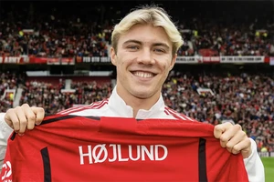 MU không bán được chiếc áo đấu nào của Hojlund vì lí do khó tin