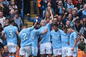 Rodri nhận thẻ đỏ, Man City vẫn bất bại