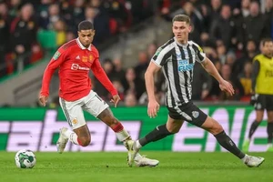 Pep Guardiola nổi giận, MU tái hiện trận chung kết Carabao Cup