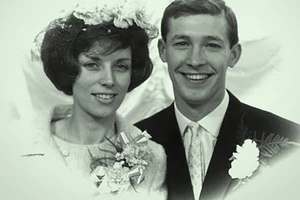 Vợ của Sir Alex Ferguson qua đời, MU và Aberdeen bày tỏ sự thương tiếc