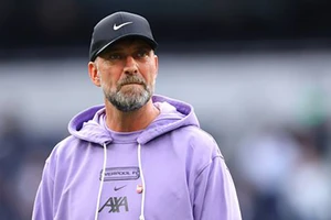 Klopp khóc qua điện thoại vì bất lực