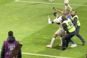 Khoảnh khắc gây sốc, Ronaldo bị người đàn ông tấn công ngay trên sân