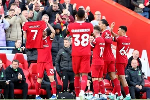 Liverpool thắng dễ, vào Top 3 Premier League