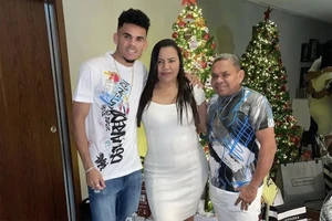 Cha mẹ của siêu sao Liverpool bị bắt cóc, quân đội Colombia tìm kiếm trên quy mô lớn