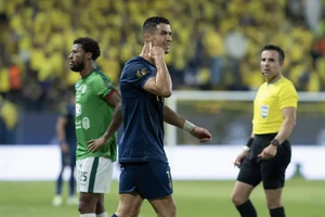 Ronaldo nổi giận yêu cầu thay trọng tài ngay lập tức