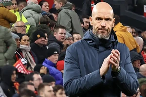 Ten Hag tiếc cho người hâm mộ sau trận thua lịch sử của MU