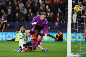 Liverpool hòa may mắn ở phút bù giờ