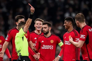 Rashford nhận thẻ đỏ, MU thua ngược