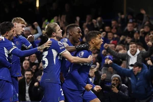 Chelsea và Man City chia điểm kịch tính