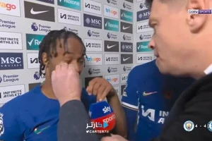Fan Chelsea xấu hổ thay cho Sterling vì 'cỏ trong mắt'