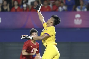 Sức ép lớn của HLV Troussier và Michael Weiss