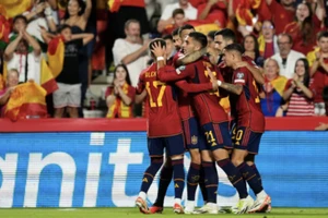 Tây Ban Nha chiếm đỉnh bảng, Ronaldo lập công giúp Bồ Đào Nha giành chiến thắng