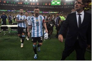 Bạo loạn trên sân, Messi cùng đồng đội bỏ vào đường hầm