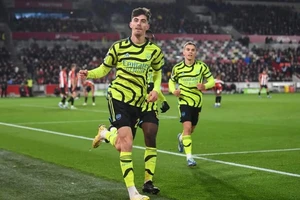 Arsenal chiếm Top 1, Chelsea thảm bại trước Newcastle