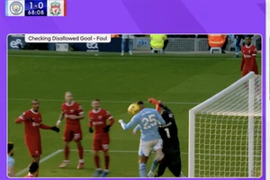 Trò đùa lố bịch từ VAR khiến Man City mất chiến thắng trước Liverpool