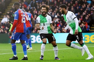 Salah rực sáng, Liverpool ngược dòng ngoạn mục lên đỉnh Premier League