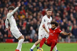 Bị MU ‘cầm chân’, Liverpool mất ngôi đầu bảng Premier League
